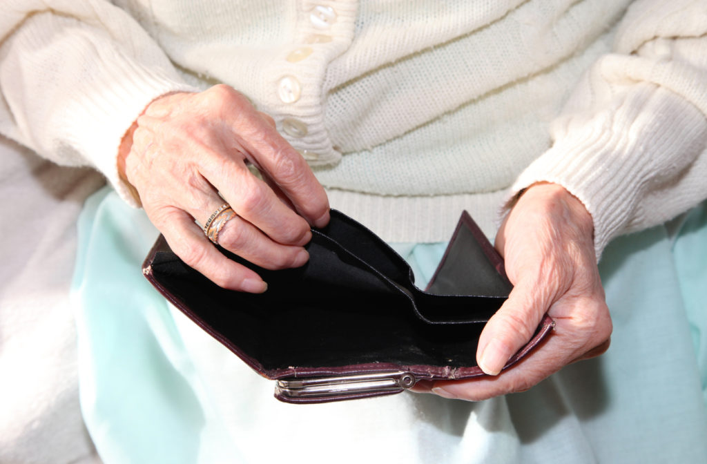Seniorin mit leerer Gekdbörse