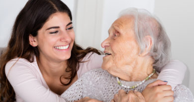 Seniorin mit Tochter als Pflegeperson