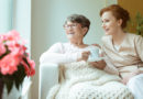 Seniorin mit junger Frau und Kaffeetasse