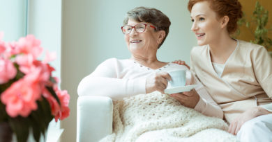 Seniorin mit junger Frau und Kaffeetasse