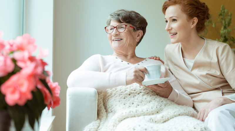 Seniorin mit junger Frau und Kaffeetasse